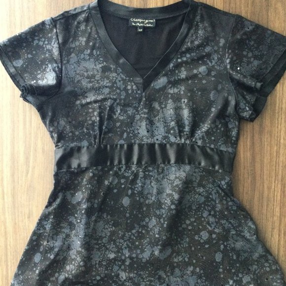 Le Grenier Semi-Fitted Short-Sleeved Sweater: Ideal for the holidays! - Picture 1 of 6